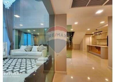 Luxurious Pet Friendly 3 Bedroom Condo with Easy BTS Access in Phra Khanong