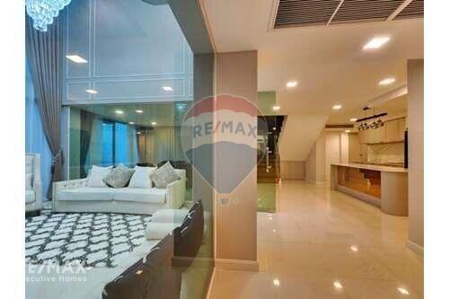 Luxurious Pet Friendly 3 Bedroom Condo with Easy BTS Access in Phra Khanong