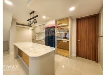 Luxurious Pet Friendly 3 Bedroom Condo with Easy BTS Access in Phra Khanong