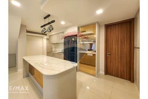 Luxurious Pet Friendly 3 Bedroom Condo with Easy BTS Access in Phra Khanong