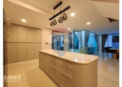 Luxurious Pet Friendly 3 Bedroom Condo with Easy BTS Access in Phra Khanong