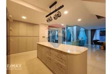 Luxurious Pet Friendly 3 Bedroom Condo with Easy BTS Access in Phra Khanong