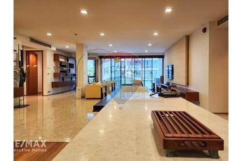 Pet-friendly 3 Bed Condo with BTS Phra Khanong 6 Mins Walk