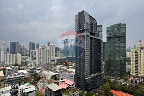 Modern 2 Bedroom Corner Condo with Proximity to BTS Phaya Thai - Unbeatable Price!