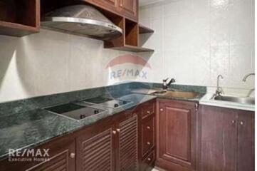 Modern 2 Bedroom Corner Condo with Proximity to BTS Phaya Thai - Unbeatable Price!