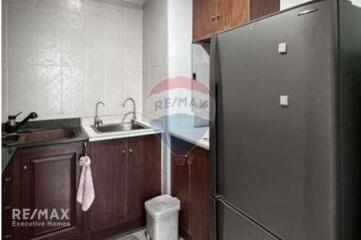 Modern 2 Bedroom Corner Condo with Proximity to BTS Phaya Thai - Unbeatable Price!