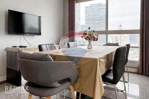 Modern 2 Bedroom Corner Condo with Proximity to BTS Phaya Thai - Unbeatable Price!