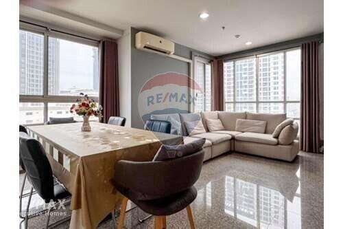 Modern 2 Bedroom Corner Condo with Proximity to BTS Phaya Thai - Unbeatable Price!