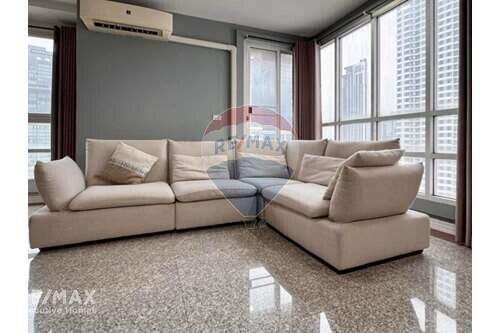 Modern 2 Bedroom Corner Condo with Proximity to BTS Phaya Thai - Unbeatable Price!