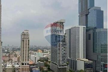 Modern 2 Bedroom Corner Condo with Proximity to BTS Phaya Thai - Unbeatable Price!