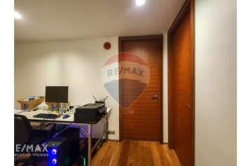 Spacious 3 Bedroom Condo with Pet-Friendly Policies Near BTS Phra Khanong