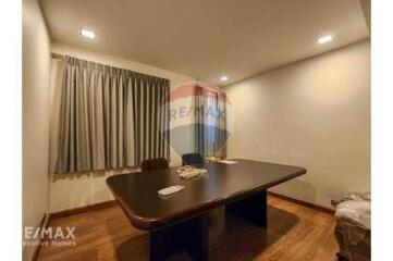 Spacious 3 Bedroom Condo with Pet-Friendly Policies Near BTS Phra Khanong