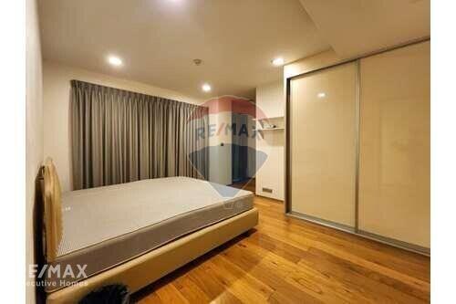 Spacious 3 Bedroom Condo with Pet-Friendly Policies Near BTS Phra Khanong