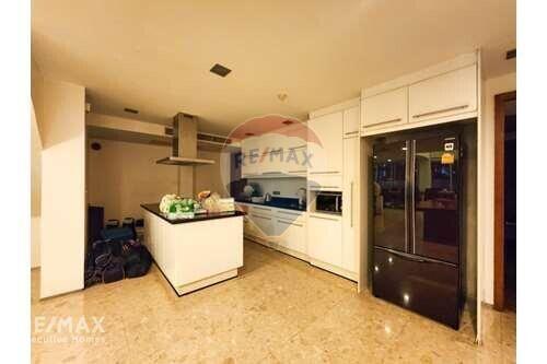 Spacious 3 Bedroom Condo with Pet-Friendly Policies Near BTS Phra Khanong