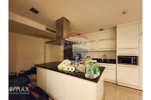 Spacious 3 Bedroom Condo with Pet-Friendly Policies Near BTS Phra Khanong