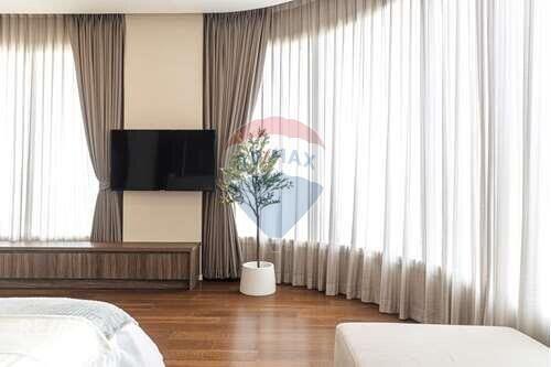 Luxurious 3 Bedroom Corner Unit with Breathtaking River Views in Prime Condo Location
