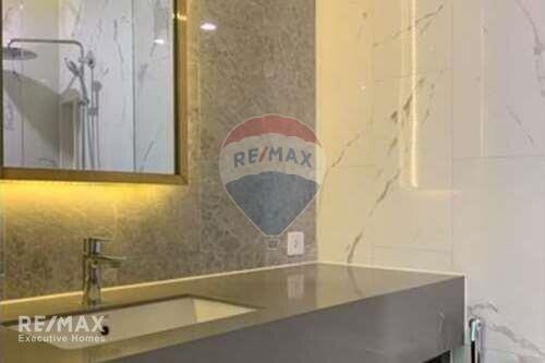 Spacious 3 Bedroom Condo with Proximity to BTS Ekamai - For Rent