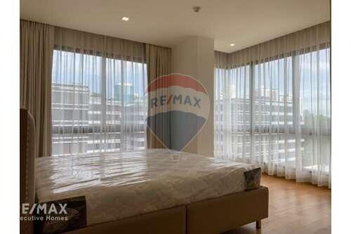 Spacious 3 Bedroom Condo with Proximity to BTS Ekamai - For Rent