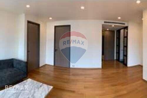 Spacious 3 Bedroom Condo with Proximity to BTS Ekamai - For Rent