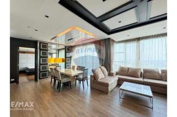 Pet-Friendly 3 Bedroom Condo with Easy Access to Thonglor BTS and Ekkamai, 7 Mins Walk