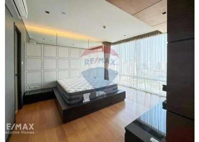 Pet-Friendly 3 Bedroom Condo with Easy Access to Thonglor BTS and Ekkamai, 7 Mins Walk