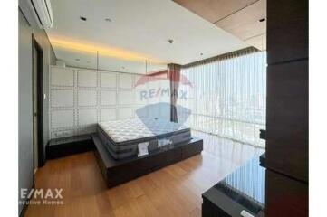 Pet-Friendly 3 Bedroom Condo with Easy Access to Thonglor BTS and Ekkamai, 7 Mins Walk