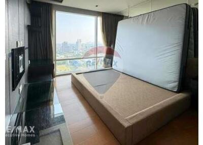 Pet-Friendly 3 Bedroom Condo with Easy Access to Thonglor BTS and Ekkamai, 7 Mins Walk
