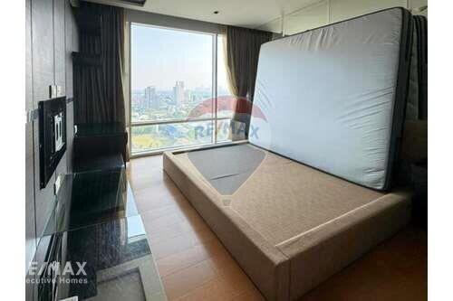 Pet-Friendly 3 Bedroom Condo with Easy Access to Thonglor BTS and Ekkamai, 7 Mins Walk