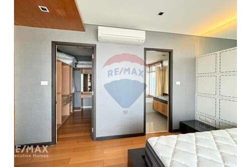 Pet-Friendly 3 Bedroom Condo with Easy Access to Thonglor BTS and Ekkamai, 7 Mins Walk