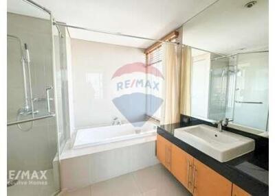 Pet-Friendly 3 Bedroom Condo with Easy Access to Thonglor BTS and Ekkamai, 7 Mins Walk