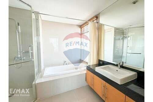 Pet-Friendly 3 Bedroom Condo with Easy Access to Thonglor BTS and Ekkamai, 7 Mins Walk