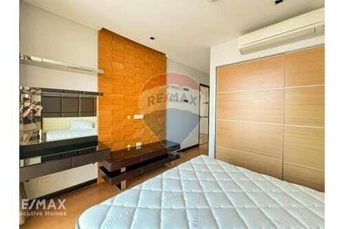 Pet-Friendly 3 Bedroom Condo with Easy Access to Thonglor BTS and Ekkamai, 7 Mins Walk