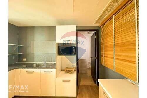 Pet-Friendly 3 Bedroom Condo with Easy Access to Thonglor BTS and Ekkamai, 7 Mins Walk