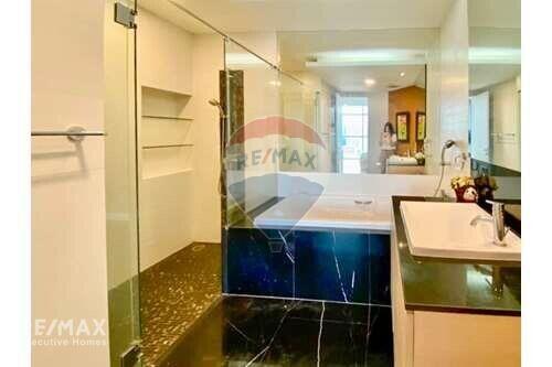 Spacious 2 Bed Condo with Easy BTS Access near Sathorn and Chong Nonsi