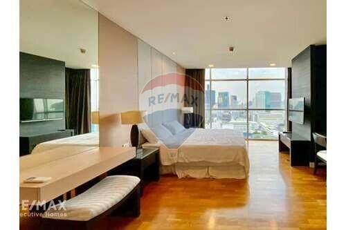 Spacious 2 Bed Condo with Easy BTS Access near Sathorn and Chong Nonsi