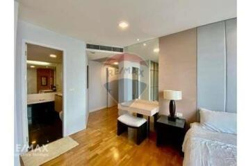 Spacious 2 Bed Condo with Easy BTS Access near Sathorn and Chong Nonsi