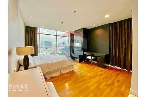 Spacious 2 Bed Condo with Easy BTS Access near Sathorn and Chong Nonsi