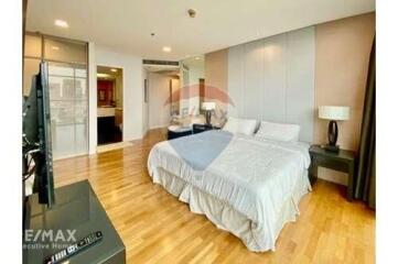 Spacious 2 Bed Condo with Easy BTS Access near Sathorn and Chong Nonsi