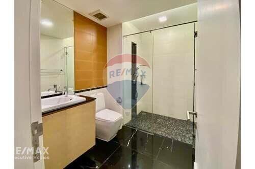 Spacious 2 Bed Condo with Easy BTS Access near Sathorn and Chong Nonsi