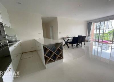 Modern Condo for Rent: The Rise 39, 10 Mins Walk to BTS Phrom Phong