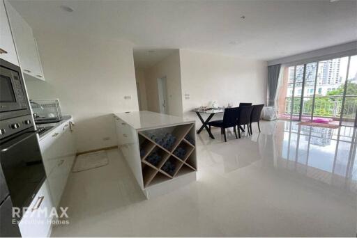 Modern Condo for Rent: The Rise 39, 10 Mins Walk to BTS Phrom Phong