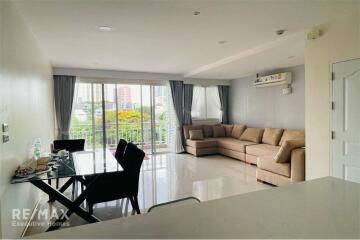 Modern Condo for Rent: The Rise 39, 10 Mins Walk to BTS Phrom Phong