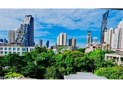 Modern Condo for Rent: The Rise 39, 10 Mins Walk to BTS Phrom Phong