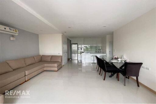 Modern Condo for Rent: The Rise 39, 10 Mins Walk to BTS Phrom Phong