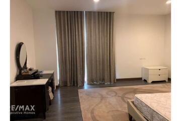 Luxurious Condo for Rent at The Crest Ruamrudee with BTS Ploenchit Access