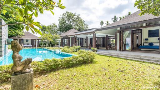 Outdoor view of a modern house with a swimming pool