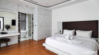 Spacious modern bedroom with en-suite bathroom