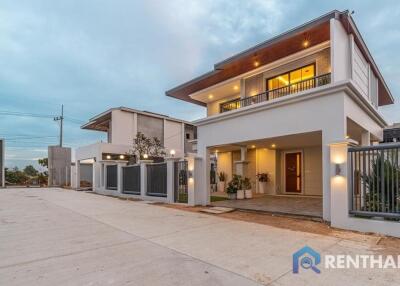 Brand new pool villa in the hear of Pattaya City, Close to international school.