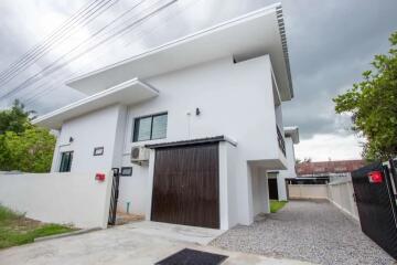 Modern 2 BR House at Nong Phueng Saraphi