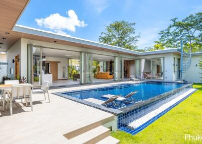 Modern house with a pool and outdoor seating area